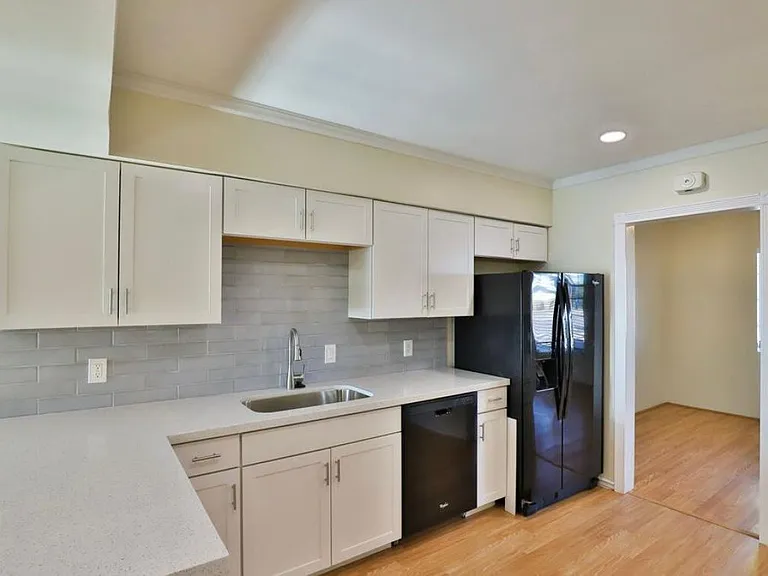 2421 W Anderson Ave — Photo 6