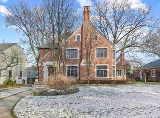 812 Whittier Rd, Grosse Pointe Park, MI 48230
