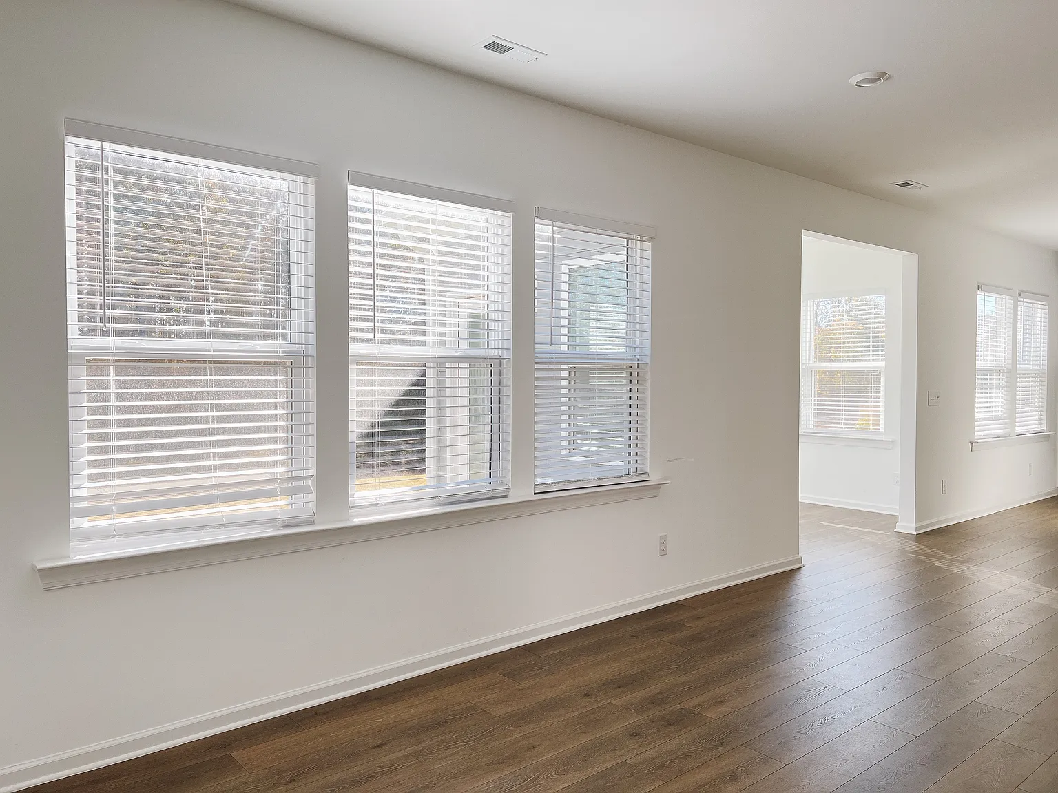 4 bed, 2618 sqft, $2,565 — Photo 3