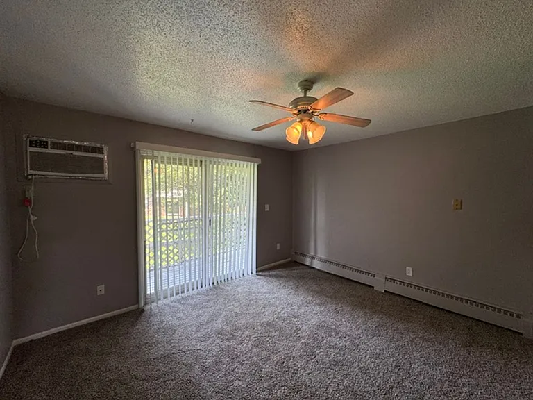 307 N Prairieview Rd — Photo 6