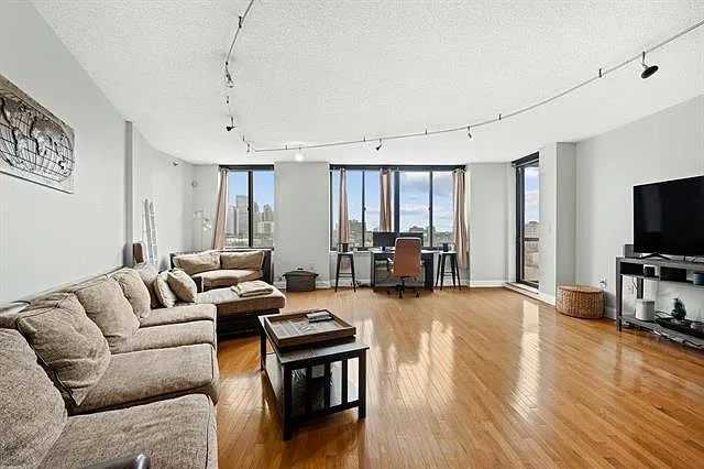 2 bed, 2.0 bath, 1275 sqft, $4,250 — Photo 4