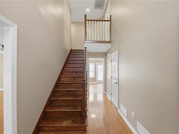 4th image of 19 Kacey Ct