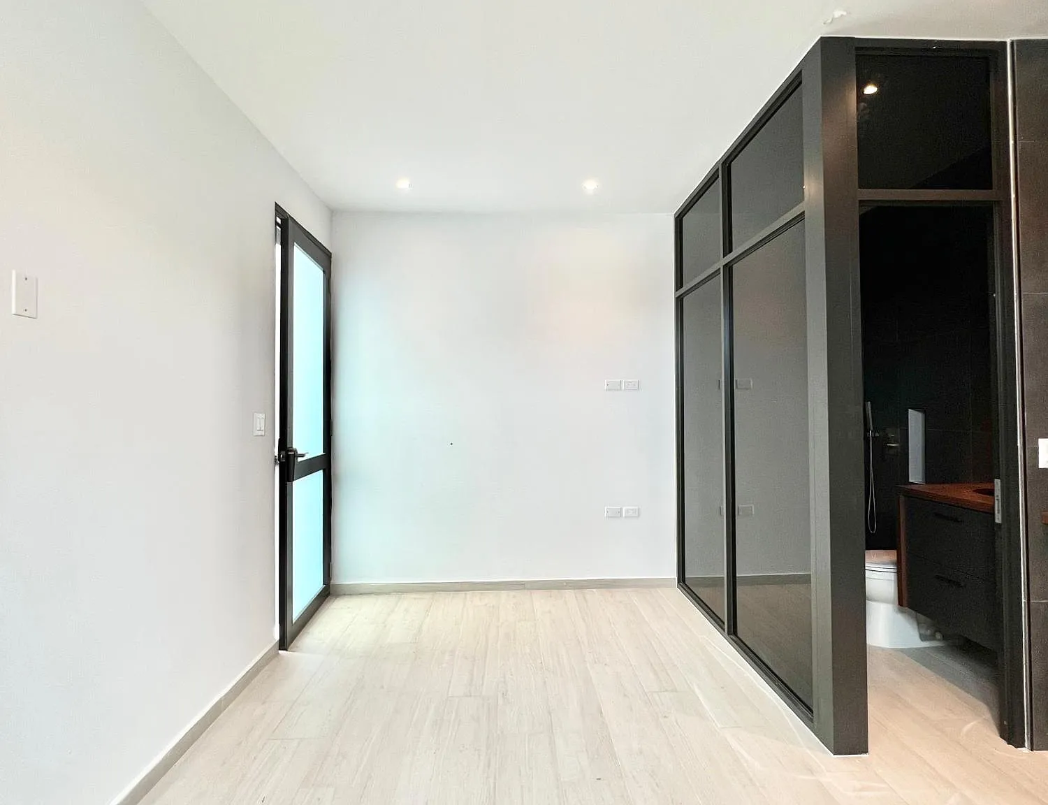 1 bed, 1.0 bath, 112 sqft, $1,000 — Photo 1