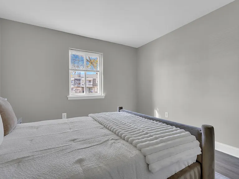 Chateau Apartments — Photo 59