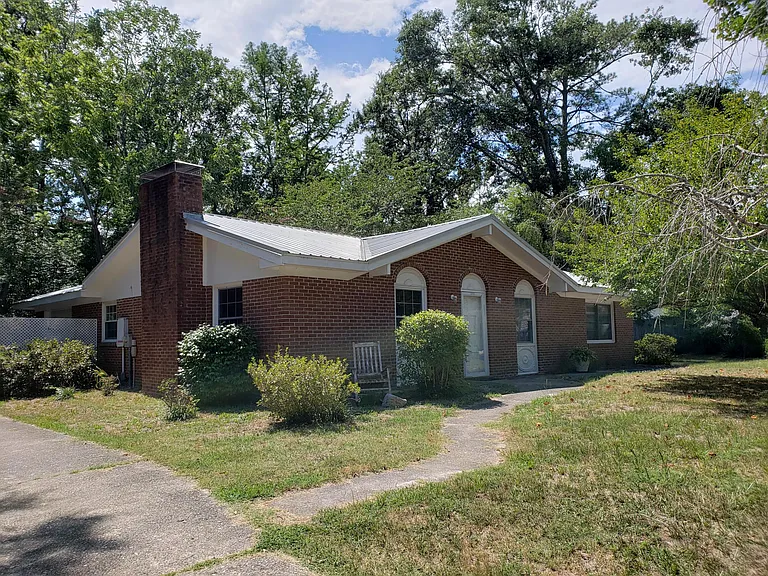 305 Sussex Ct — Photo 1