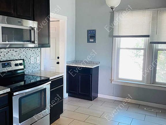 4th image of 111 Riverside Ave