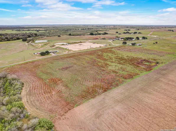 3978 County Road 204, Falls City, TX 78113