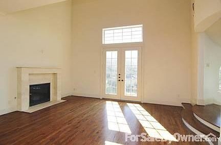 Great living room with fire place