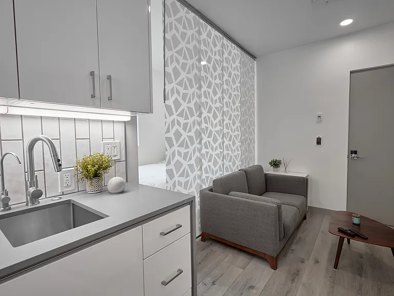 2929 S La Brea Ave — Photo 34