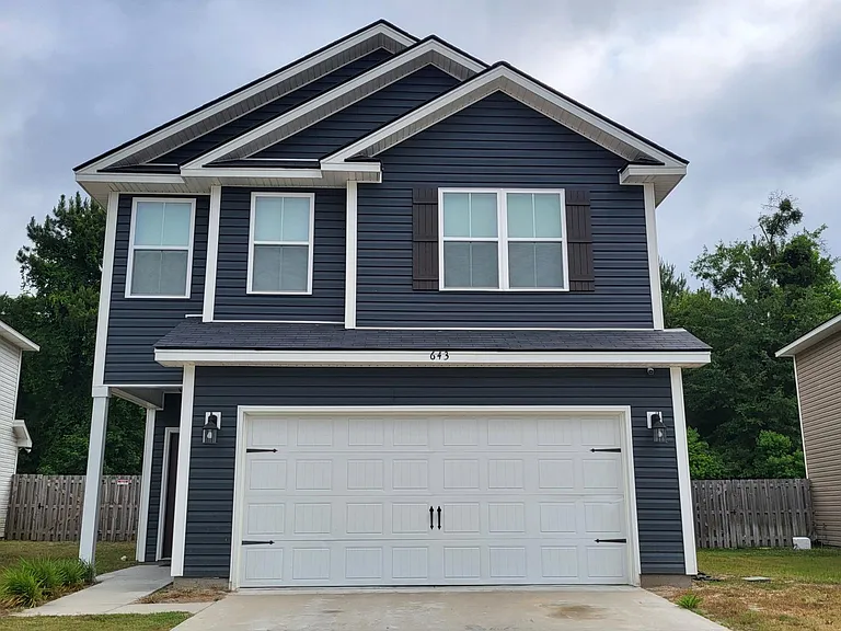643 Fairview Cir — Photo 1
