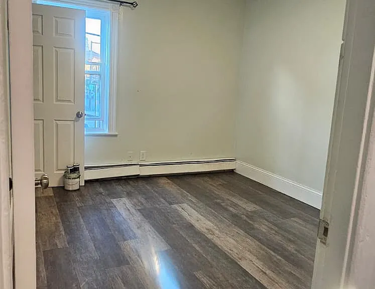 838-844 Lonsdale Ave #3 — Photo 4