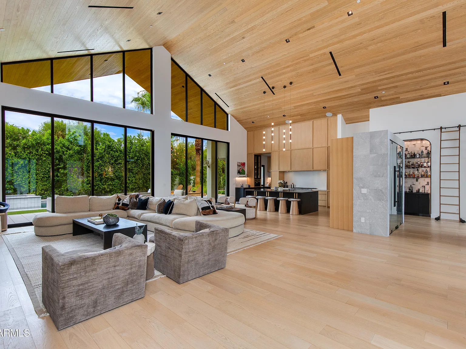 5 bed, 5.5 bath, 5870 sqft, $40,000 — Photo 2