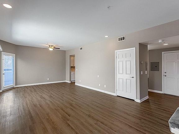 5th image of 250 W Stocker St APT 210