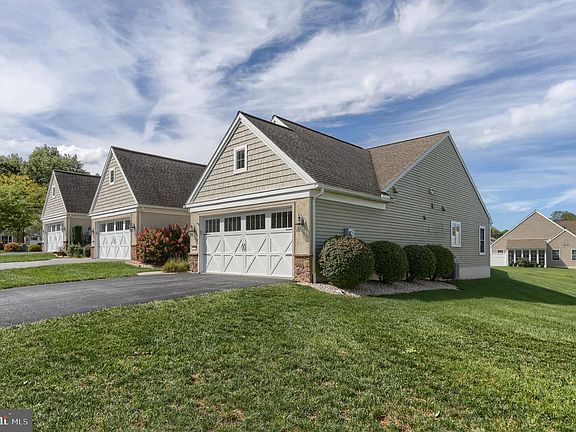 2nd image of 1061 Villa Dr