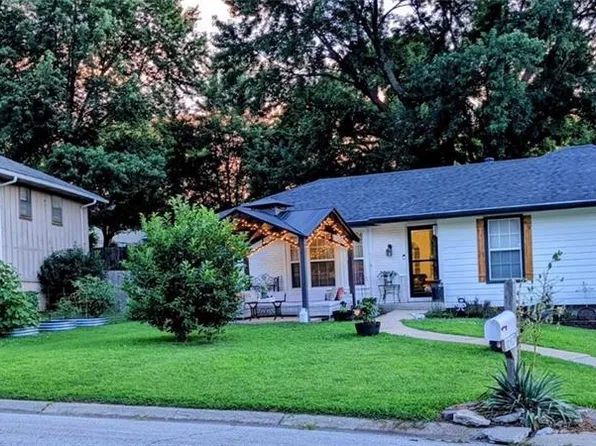 7012 N Winan Ave, Parkville, MO 64152