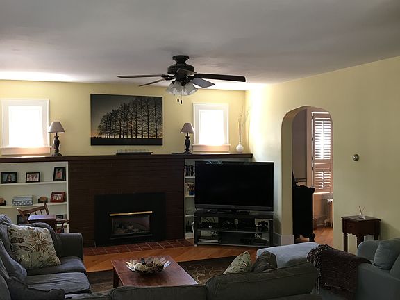 3rd image of 604 Park Pl