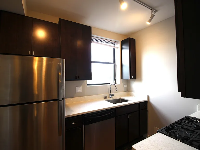 3102-3104 W Sunnyside Ave #3W — Photo 9