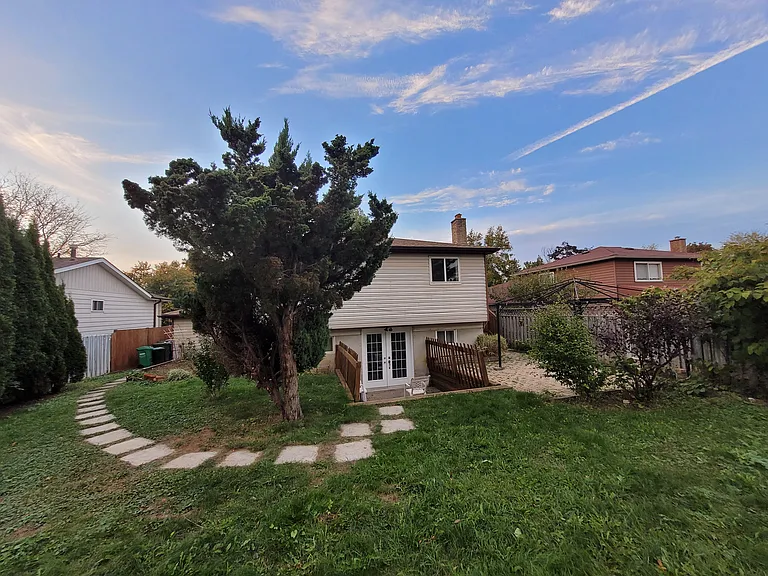 218 Longwood Dr — Photo 1