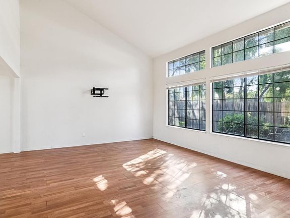 5th image of 2410 Lincoln Blvd