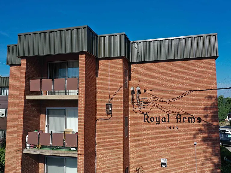 Royal Arms Apartments — Photo 7