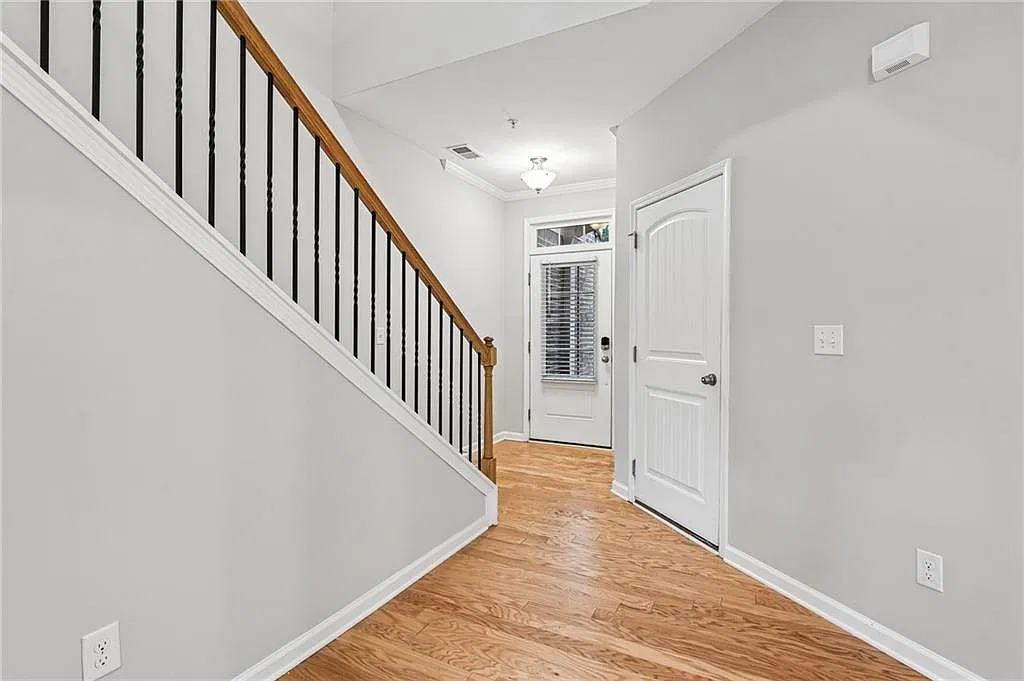 3 bed, 2.5 bath, 1996 sqft, $2,100 — Photo 2