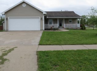 401 NE Independence Ct, Topeka, KS 66608