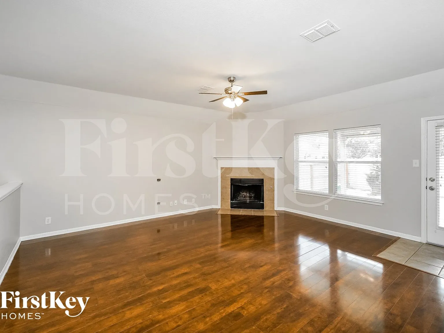 3 bed, 2.0 bath, 2363 sqft, $2,425 — Photo 4