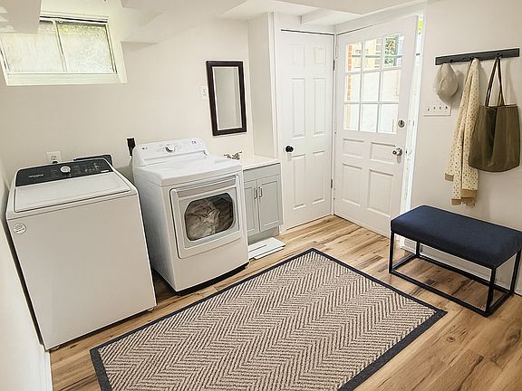 Entryway/Laundry