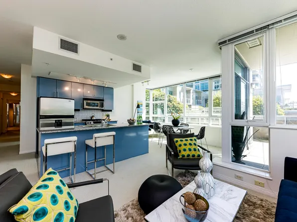 168 Esplanade E #303, North Vancouver, BC V7L 4X8