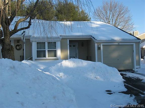 End unit ranch with attache...