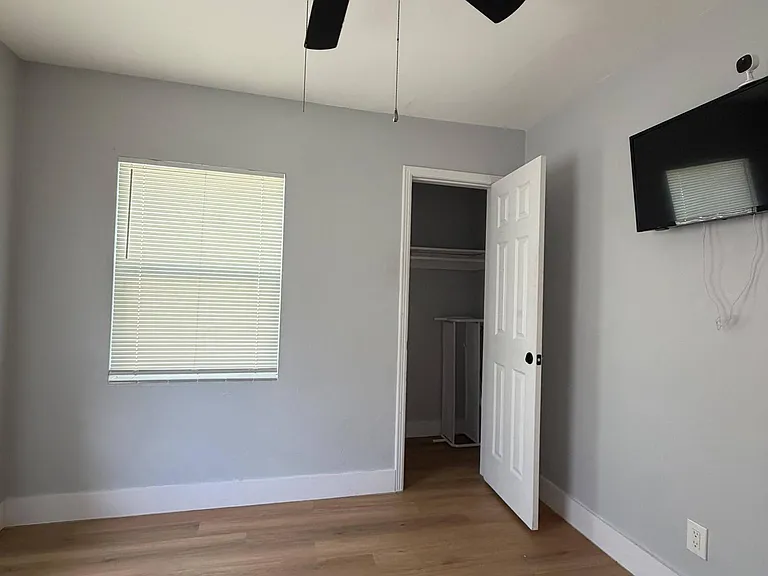 217 E 24th St — Photo 11