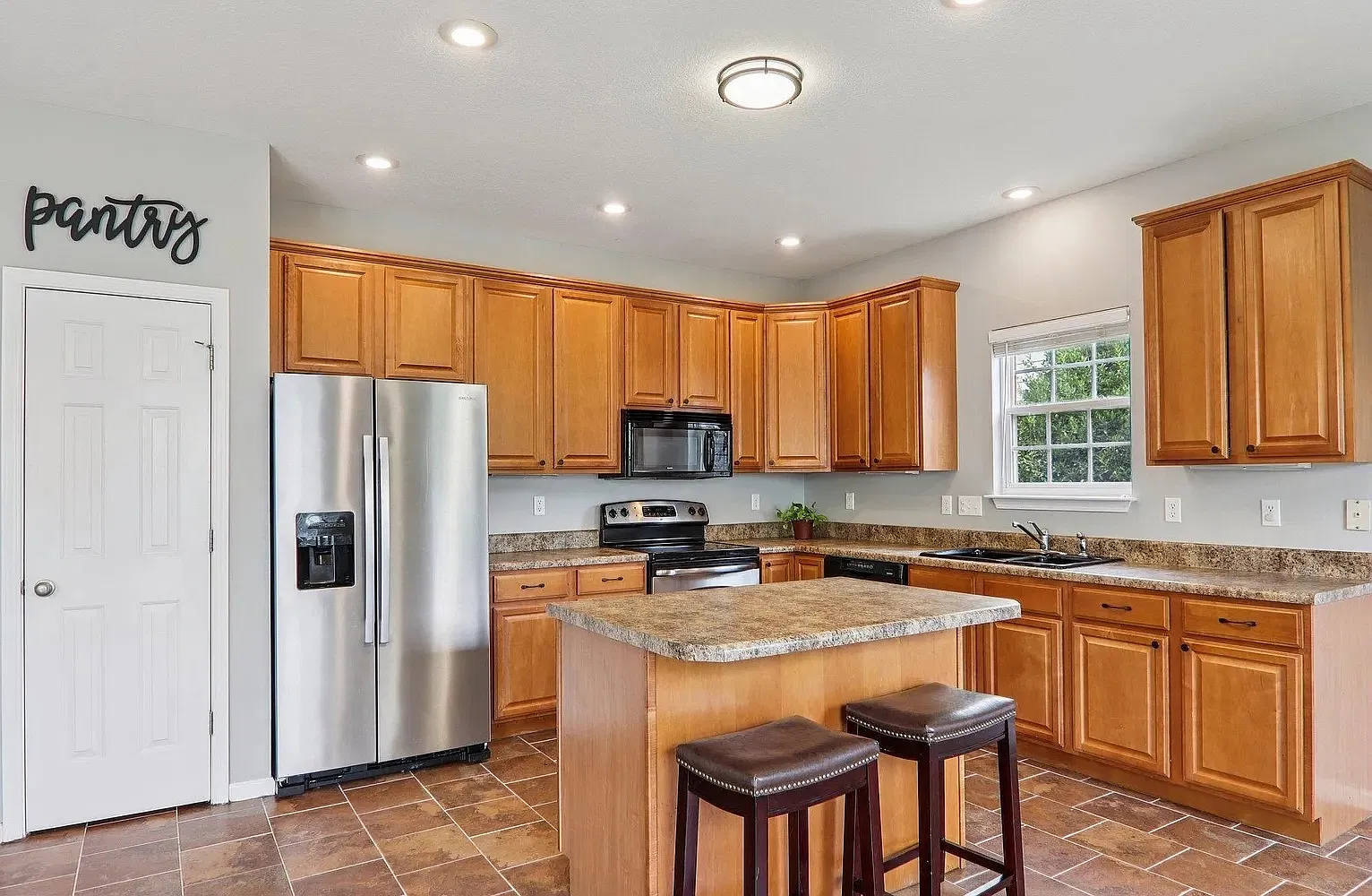 4 bed, 2.5 bath, 2447 sqft, $2,295 — Photo 4