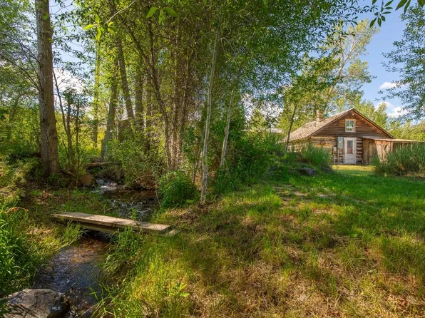 419 E Wallace St, Virginia City, MT 59755