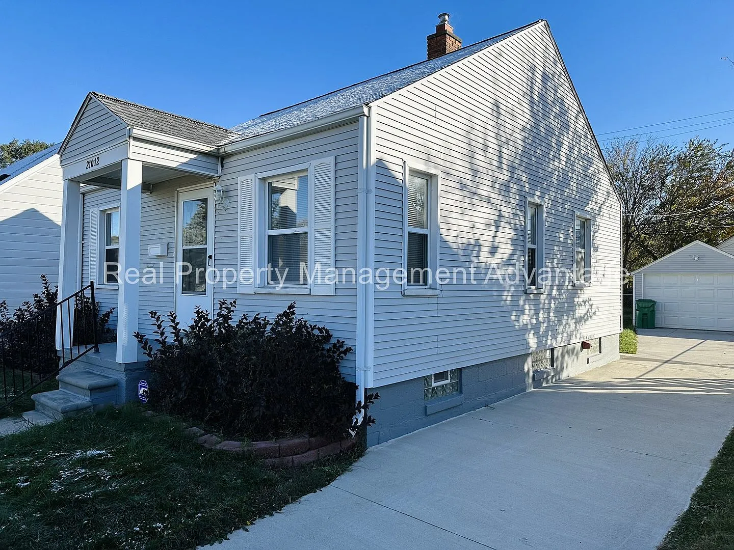No Deposit Required! Meticulously Maintained with 2 Beds/Basement/Garage! — Photo 2