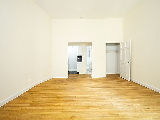 4th image of 32 W 72nd St APT 2C