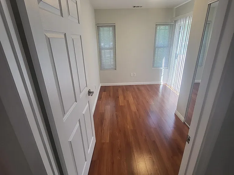 3914 W Victory Blvd #102 — Photo 13