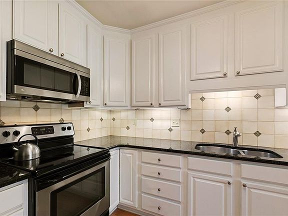 5th image of 939 Lenox Hill Ct NE