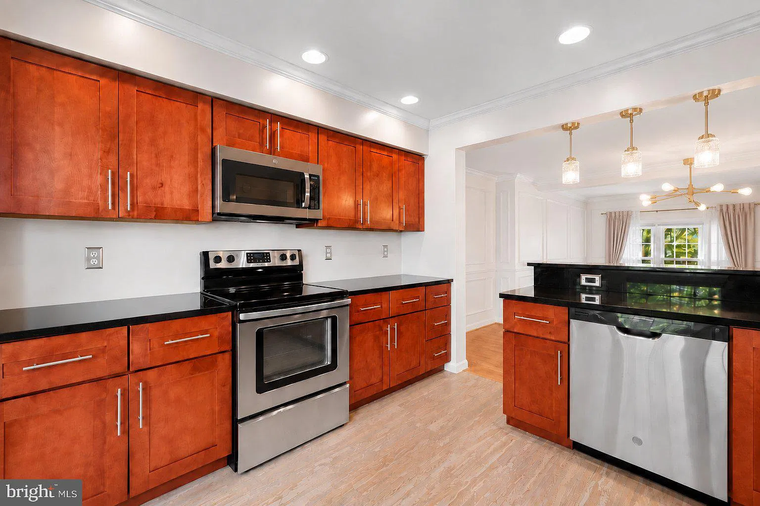 4 bed, 3.5 bath, 2040 sqft, $3,800 — Photo 3