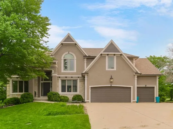 9233 Redbud Ln, Lenexa, KS 66220