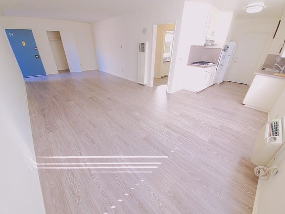 3rd image of 13807 Oxnard St APT 19