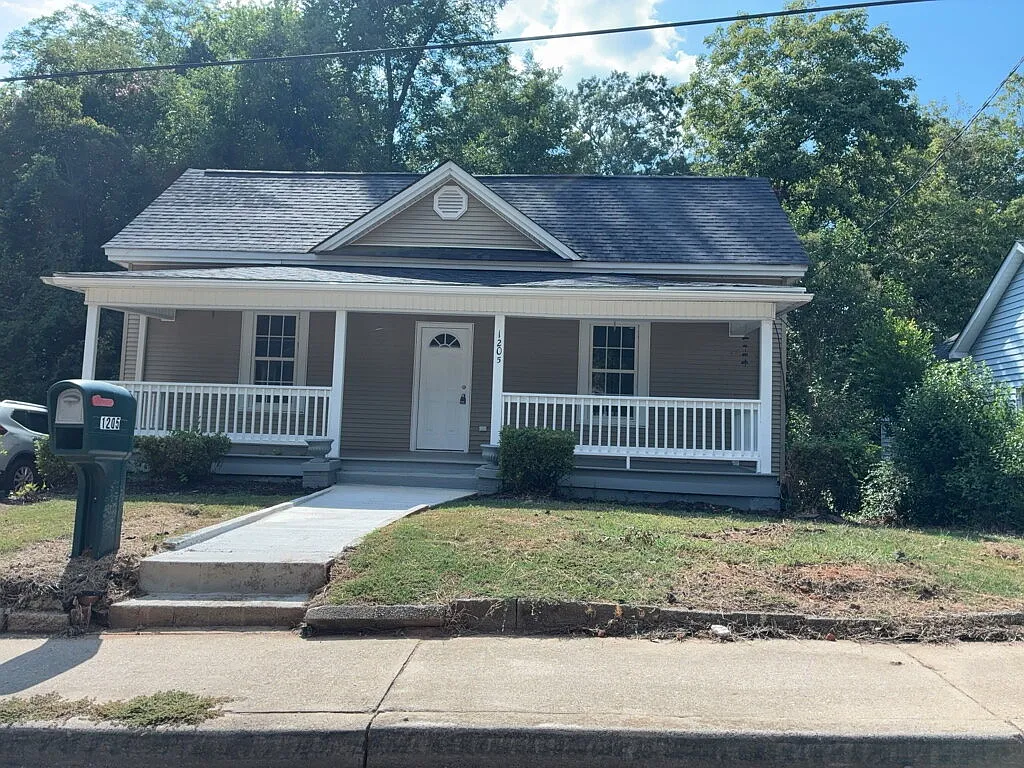 3 bed, 1.5 bath, 1210 sqft, $1,500 — Photo 2