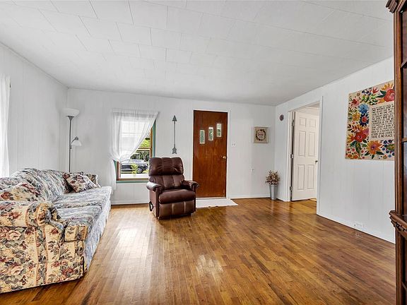 3rd image of 430 Roosevelt Ave