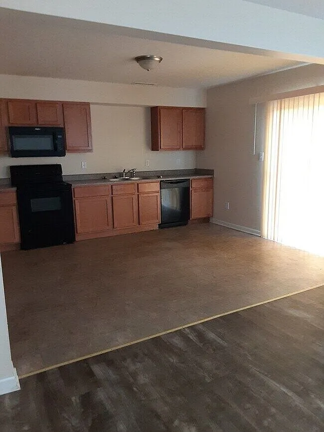 4 bed, 2.5 bath, 1608 sqft, $1,900 — Photo 3