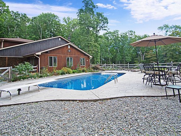 4th image of 15 Cherry Ln