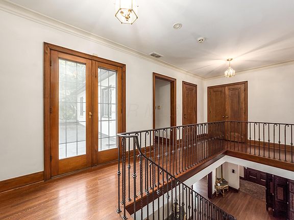 5th image of 72 Meadow Park Ave