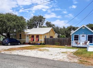 402 E Nopal St, Rockport, TX 78382