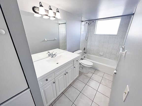 4th image of 1520 SE 15th St #2
