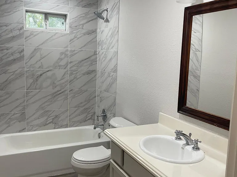 110 Laroe St — Photo 7