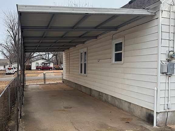 2nd image of 910 S 6th St