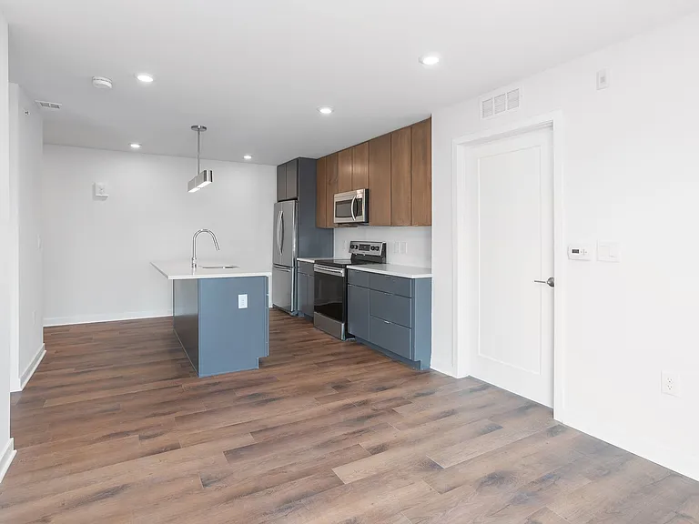 Graduate Pointe — Photo 45